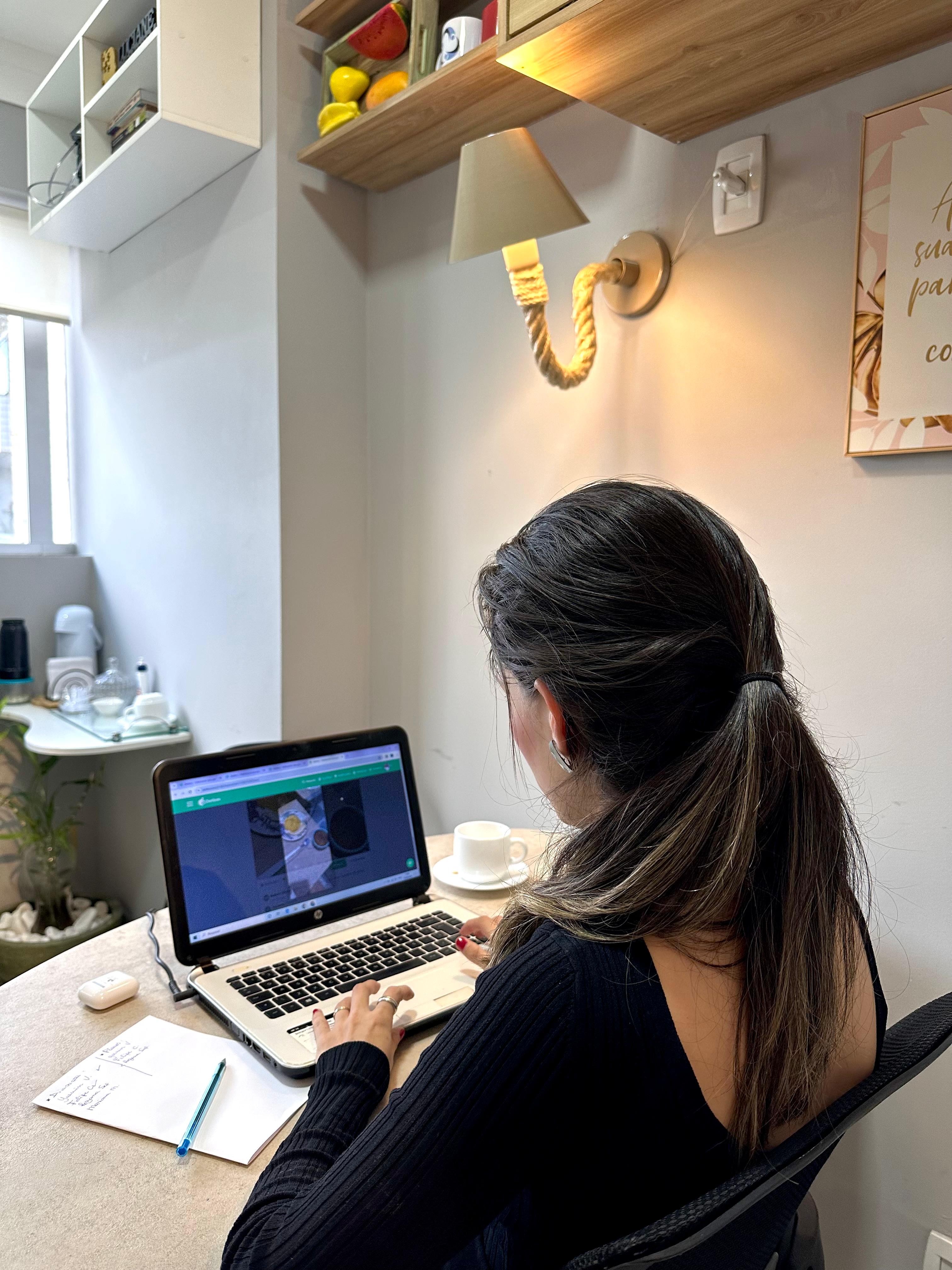 Pessoa atendendo cliente